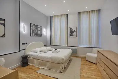 Un ou plusieurs lits dans un hébergement de l'établissement Apartment Center of Paris by Studio prestige
