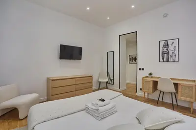 Un ou plusieurs lits dans un hébergement de l'établissement Apartment Center of Paris by Studio prestige