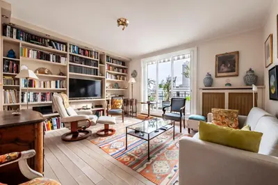 Bibliothèque dans l'appartement