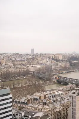 Vue générale sur Paris ou vue de la ville depuis l'appartement
