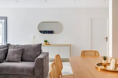 Coin salon dans l'établissement Beautiful flat for 6 people #6