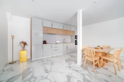Cuisine ou kitchenette dans l'établissement Beautiful flat for 6 people #6