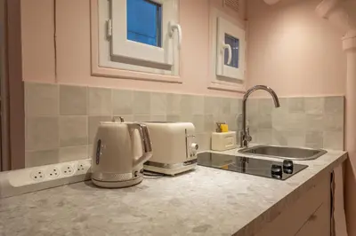 Cuisine ou kitchenette dans l'établissement Charmant duplex historique Cœur Marais