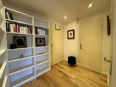 Bibliothèque dans l'appartement
