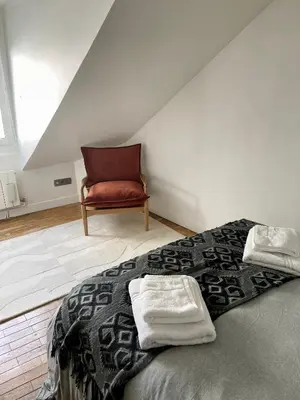 Un ou plusieurs lits dans un hébergement de l'établissement Charmant appartement parisien