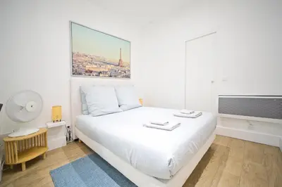 Un ou plusieurs lits dans un hébergement de l'établissement LOVELY PARISIAN APARTMENT