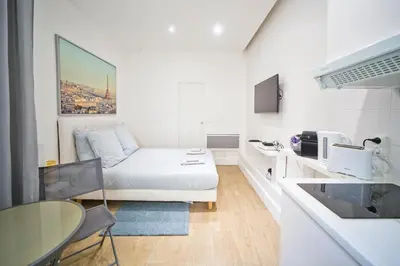 Cuisine ou kitchenette dans l'établissement LOVELY PARISIAN APARTMENT
