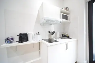 Cuisine ou kitchenette dans l'établissement LOVELY PARISIAN APARTMENT