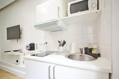 Cuisine ou kitchenette dans l'établissement LOVELY PARISIAN APARTMENT