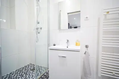 Salle de bains dans l'établissement LOVELY PARISIAN APARTMENT