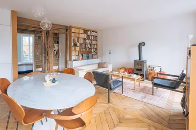 Coin salon dans l'établissement Modern Rustic-style Apartment 7th arrondissement!