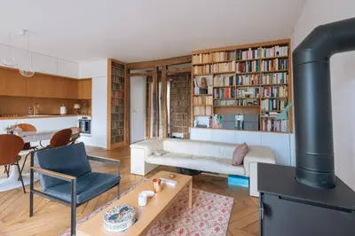 Coin salon dans l'établissement Modern Rustic-style Apartment 7th arrondissement!