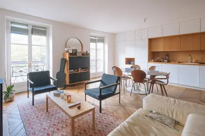 Coin salon dans l'établissement Modern Rustic-style Apartment 7th arrondissement!