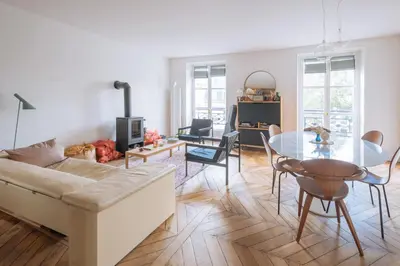 Coin salon dans l'établissement Modern Rustic-style Apartment 7th arrondissement!
