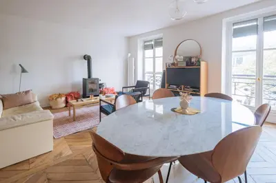 Coin salon dans l'établissement Modern Rustic-style Apartment 7th arrondissement!