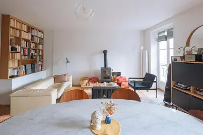 Coin salon dans l'établissement Modern Rustic-style Apartment 7th arrondissement!