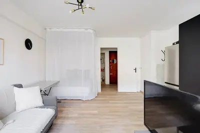 Coin salon dans l'établissement Appartement refait à neuf - Paris