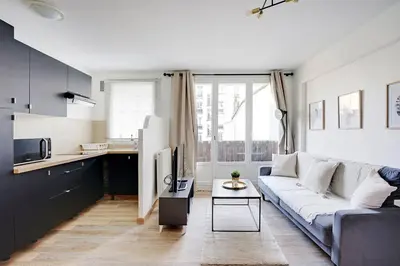Coin salon dans l'établissement Appartement refait à neuf - Paris
