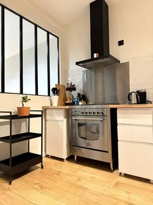 Cuisine ou kitchenette dans l'établissement Acogedor apartamento en el centro de París.