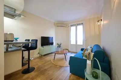 Télévision ou salle de divertissement dans l'établissement Le Refuge Parisien