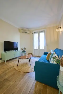 Télévision ou salle de divertissement dans l'établissement Le Refuge Parisien
