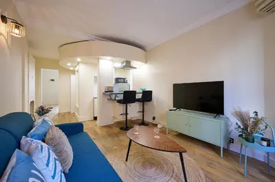 Télévision ou salle de divertissement dans l'établissement Le Refuge Parisien
