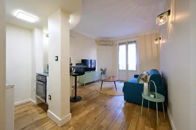 Télévision ou salle de divertissement dans l'établissement Le Refuge Parisien