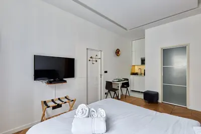 Télévision ou salle de divertissement dans l'établissement Apartment Bastille Le Marais by Studio prestige
