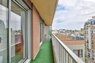 Balcon ou terrasse dans l'établissement Lovely 1 BR Flat with balcony near metro line 10