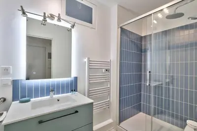 Salle de bains dans l'établissement Lovely 1 BR Flat with balcony near metro line 10