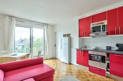 Cuisine ou kitchenette dans l'établissement Lovely 1 BR Flat with balcony near metro line 10