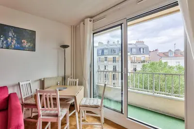 Balcon ou terrasse dans l'établissement Lovely 1 BR Flat with balcony near metro line 10