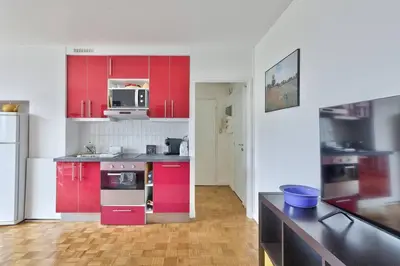 Cuisine ou kitchenette dans l'établissement Lovely 1 BR Flat with balcony near metro line 10