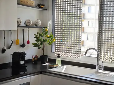 Cuisine ou kitchenette dans l'établissement Au jardin suspendu