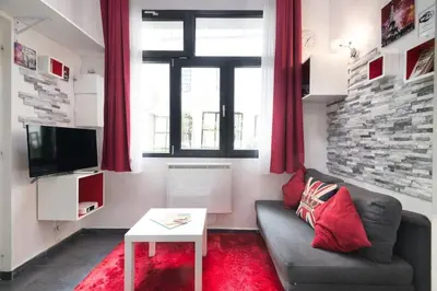 Télévision ou salle de divertissement dans l'établissement Ideal for exploring Paris on foot