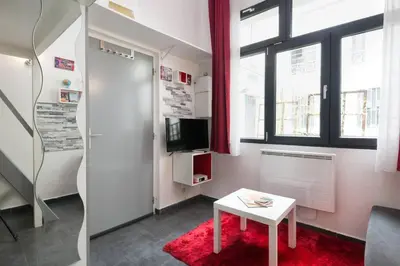 Télévision ou salle de divertissement dans l'établissement Ideal for exploring Paris on foot