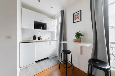 Cuisine ou kitchenette dans l'établissement Cosy Apt Batignoles