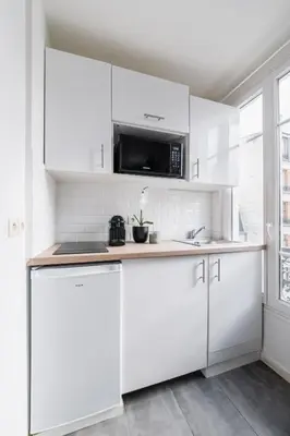 Cuisine ou kitchenette dans l'établissement Cosy Apt Batignoles