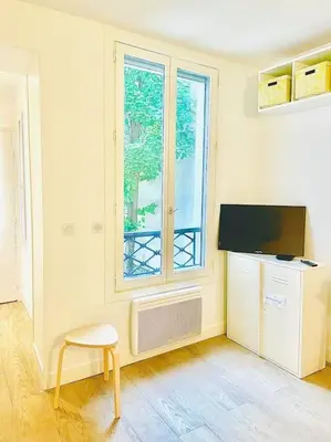 Télévision ou salle de divertissement dans l'établissement In the center of Montmartre