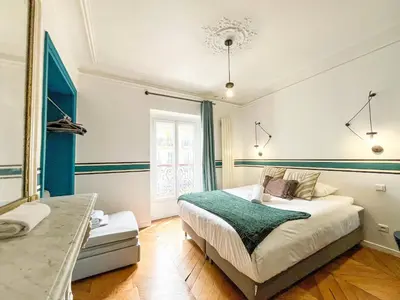 Un ou plusieurs lits dans un hébergement de l'établissement Urban Flat 99 - Spacious 6 BDR Apartment in Paris