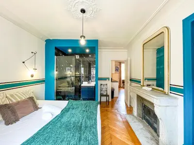 Un ou plusieurs lits dans un hébergement de l'établissement Urban Flat 99 - Spacious 6 BDR Apartment in Paris