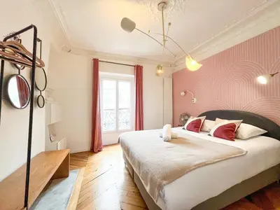 Un ou plusieurs lits dans un hébergement de l'établissement Urban Flat 99 - Spacious 6 BDR Apartment in Paris