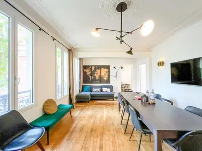 Télévision ou salle de divertissement dans l'établissement Urban Flat 99 - Spacious 6 BDR Apartment in Paris