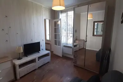 Télévision ou salle de divertissement dans l'établissement Calme, proche de Paris/ parc des princes