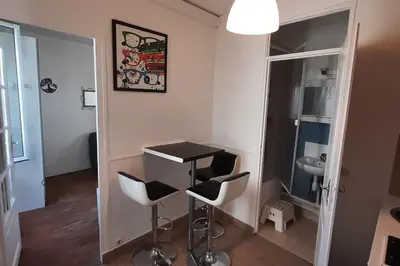 Télévision ou salle de divertissement dans l'établissement Calme, proche de Paris/ parc des princes