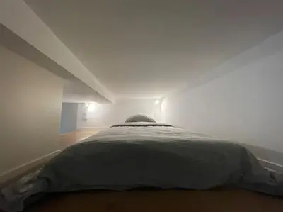 Un ou plusieurs lits dans un hébergement de l'établissement Cozy Studio In The Heart Of Paris