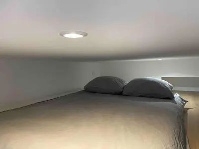 Un ou plusieurs lits dans un hébergement de l'établissement Bright studio apartment in the heart of Paris