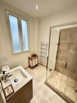 Salle de bains dans l'établissement Appartement 50m2 avec terrasse idéalement situé