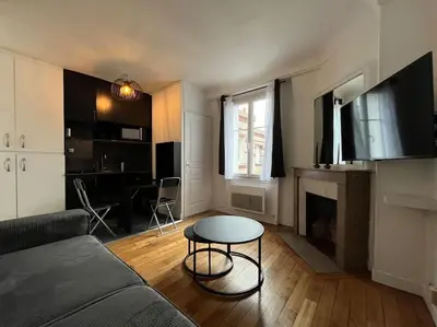 Télévision ou salle de divertissement dans l'établissement Central Typical Parisian Studio
