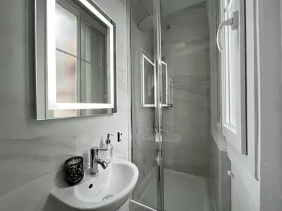Salle de bains dans l'établissement Central Typical Parisian Studio